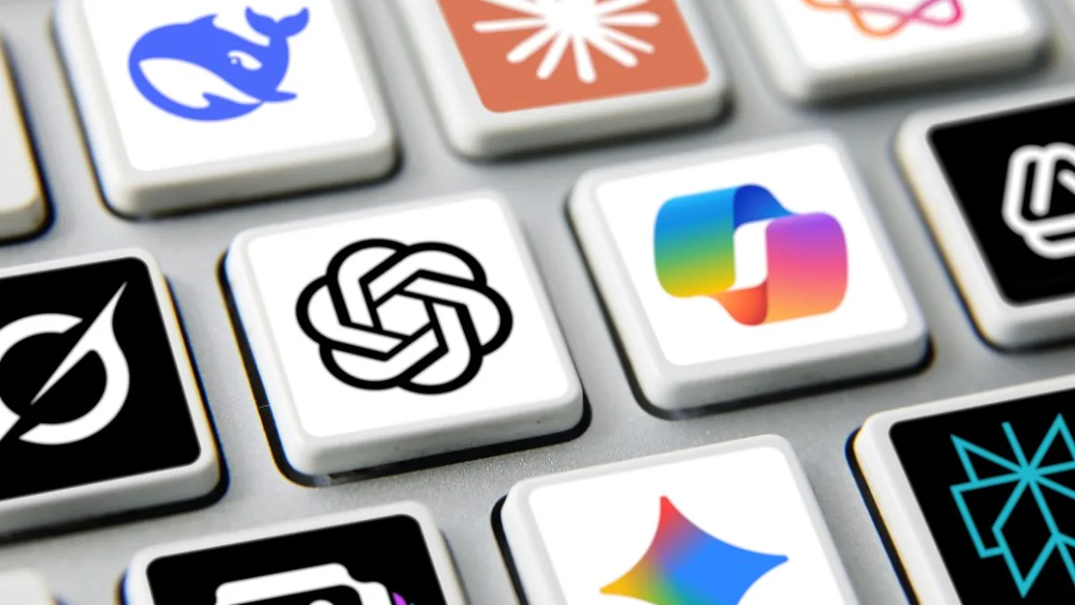 Teclado con logotipos de ChatGPT, Copilot, Claude, Gemini y otros modelos de inteligencia artificial.